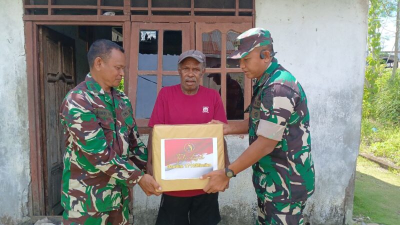 Dandim 1710/Mimika Letkol Inf M. Slamet Wijaya, S.Sos., M.Han., M.A. menjenguk anggota yang sedang sakit dan yang sedang melaksanakan perawatan jalan