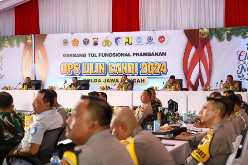 Panglima TNI Jenderal TNI Agus Subiyanto bersama Kapolri Jenderal Pol Listyo Sigit Prabowo meninjau dan melakukan pengecekan