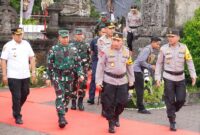 Panglima Tentara Nasional Indonesia (TNI), Jenderal TNI Agus Subiyanto bersama Kepala Kepolisian Republik Indonesia (Kapolri), Jenderal Pol Listyo Sigit Prabowo