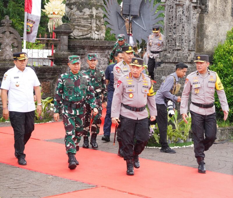 Panglima Tentara Nasional Indonesia (TNI), Jenderal TNI Agus Subiyanto bersama Kepala Kepolisian Republik Indonesia (Kapolri), Jenderal Pol Listyo Sigit Prabowo