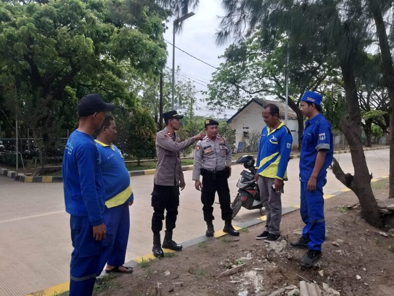 Kapolsubsektor Kawasan Inggom Polres Pelabuhan Tanjung Priok Iptu Nuryanto dan Aiptu Nur Halis laksanakan patroli dialogis