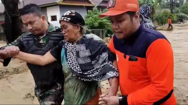 Kodam XIV/Hasanuddin mengerahkan personel dan materiil untuk memberikan bantuan langsung kepada masyarakat terdampak banjir