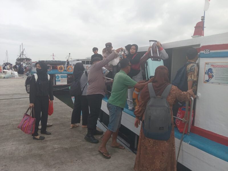 Polsek Kawasan Sunda Kelapa Polres Pelabuhan Tanjung Priok memberikan pelayanan dan imbauan Kamtibmas kepada penumpang kapal