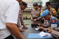 Wakapolres Pelabuhan Tanjung Priok Kompol Robby Hefados, S.I.K., M.H., CPHR., memimpin pemeriksaan senjata api dinas Polri