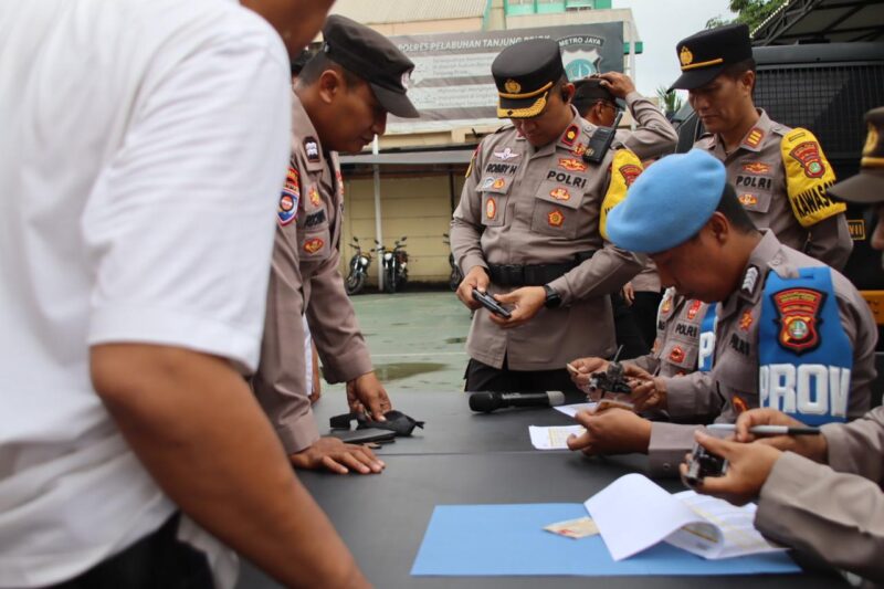 Wakapolres Pelabuhan Tanjung Priok Kompol Robby Hefados, S.I.K., M.H., CPHR., memimpin pemeriksaan senjata api dinas Polri