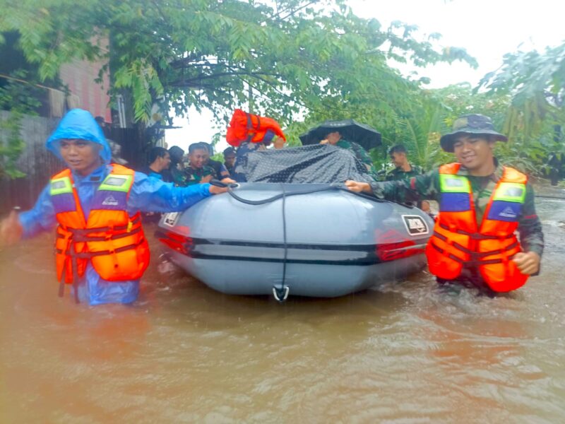 Lanud Sultan Hasanuddin bergerak cepat dalam memberikan bantuan dan mengevakuasi warga di wilayah Mandai, Kabupaten Maros