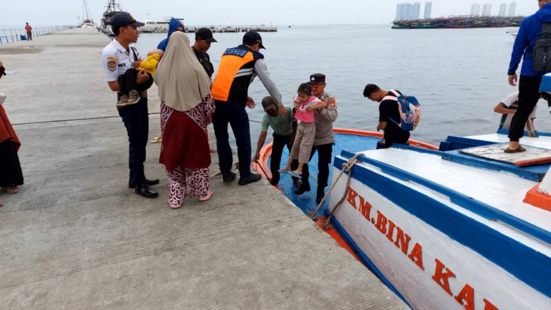 Pelayanan dan pengamanan Natal 2024 dan Tahun Baru 2025 di pos pelayanan Kali Adem dalam Operasi Lilin Jaya 2024 dan Tahun Baru 2025