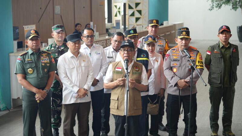 Panglima TNI Jenderal TNI Agus Subiyanto bersama Kapolri Jenderal Pol. Listyo Sigit Prabowo melaksanakan pengecekan