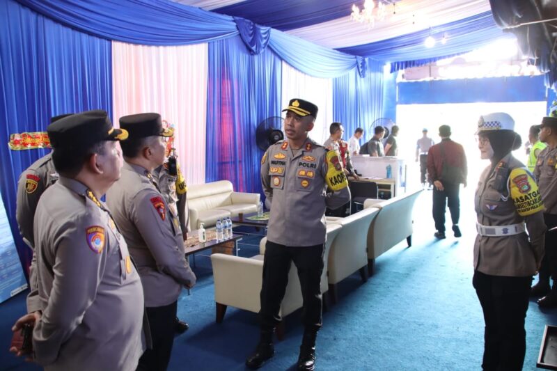 Kapolres Pelabuhan Tanjung Priok AKBP Indrawienny Panjiyoga, S.H., S.I.K., bersama Brigjen Pol Drs. Eko Nugrohadi, M.Si., Ketua Tim Supervisi Ops Lilin