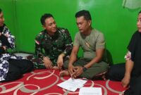 Serda Rusli, anggota Babinsa dari Koramil 1715-06/Dekai, Kodim 1715/Yahukimo, bersama istrinya Ny. Sumarni Rusli