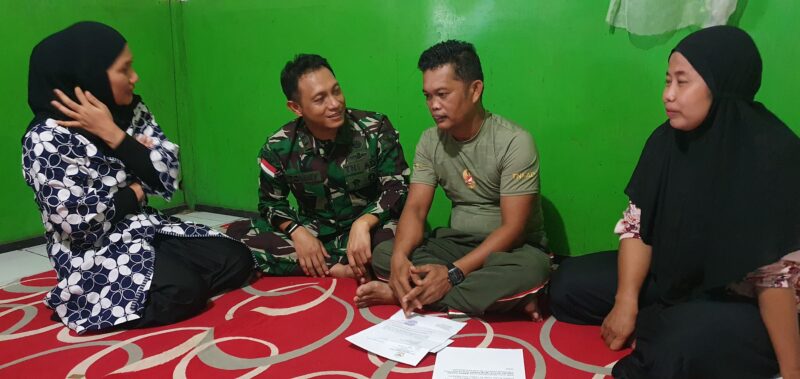 Serda Rusli, anggota Babinsa dari Koramil 1715-06/Dekai, Kodim 1715/Yahukimo, bersama istrinya Ny. Sumarni Rusli