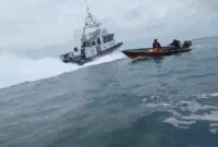 Personel KN Pulau Dana-323 Bakamla RI mendatangi nelayan di Pulau Terong untuk menindaklanjuti laporan terkait insiden pengusiran