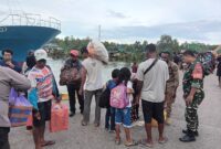 Sweeping gabungan kepada penumpang transportasi laut, yaitu KM. Tatamilau yang sedang sandar di Pelabuhan Kp. Pomako Distrik Mimika Timur