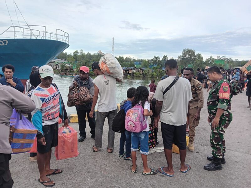 Sweeping gabungan kepada penumpang transportasi laut, yaitu KM. Tatamilau yang sedang sandar di Pelabuhan Kp. Pomako Distrik Mimika Timur
