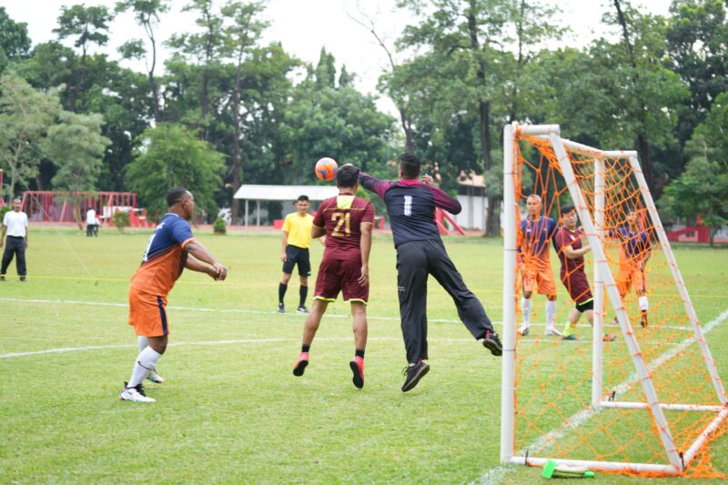 Kepala Pusat Jasmani dan Peraturan Militer Dasar TNI (Kapusjaspermildas TNI) Brigjen TNI Mahfud, SE, M.Si membuka pertandingan Futsal