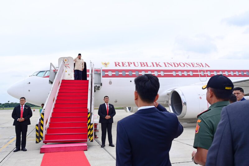 Panglima TNI Jenderal TNI Agus Subiyanto mengantar Presiden RI Prabowo Subianto melaksanakan agenda kunjungan kenegaraan ke Luar Negeri