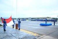 Komandan Lanud (Danlanud) Lanud Sultan Hasanuddin Marsma TNI Bonang Bayuaji G., S.E., M.M., CHRMP memimpin Upacara Bendera 17-an