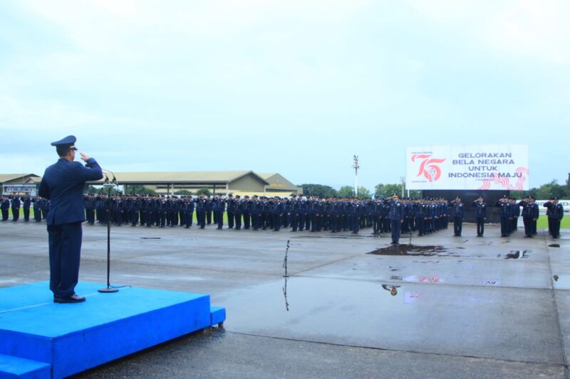 Komandan Lanud (Danlanud) Sultan Hasanuddin Marsma TNI Bonang Bayuaji G, S.E., M.M., CHRMP., memimpin upacara peringatan Hari Bela Negara