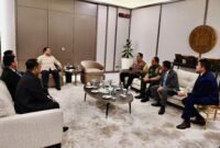 Panglima TNI Jenderal TNI Agus Subiyanto menyambut kedatangan Presiden Republik Indonesia Prabowo Subianto