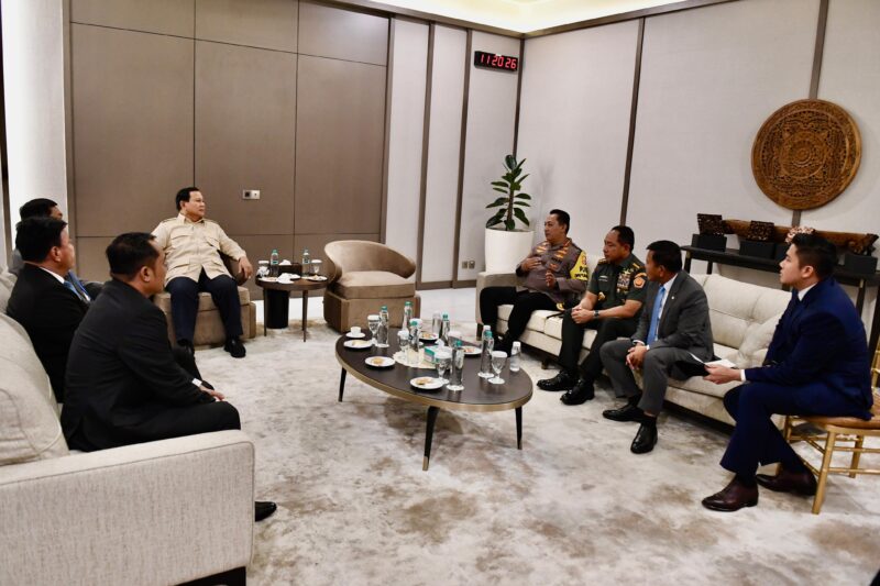 Panglima TNI Jenderal TNI Agus Subiyanto menyambut kedatangan Presiden Republik Indonesia Prabowo Subianto