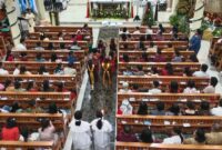 Personel Lanud Sultan Hasanuddin bersama masyarakat yang tinggal di sekitar Lanud melaksanakan ibadah Natal