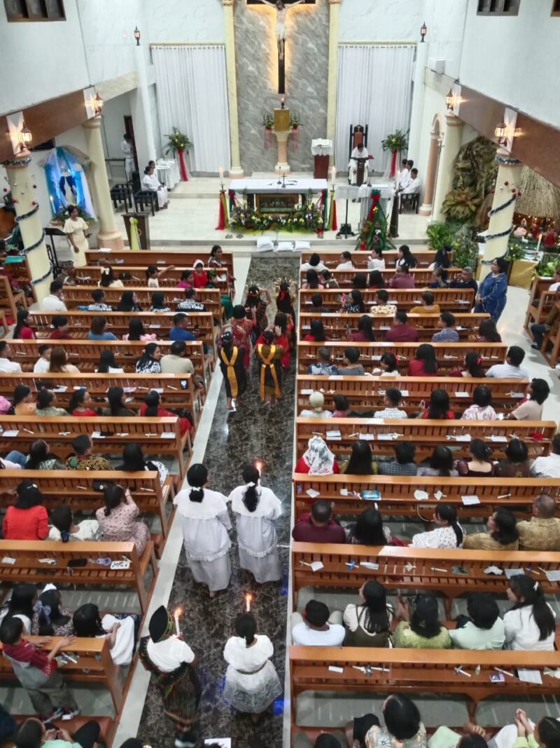 Personel Lanud Sultan Hasanuddin bersama masyarakat yang tinggal di sekitar Lanud melaksanakan ibadah Natal