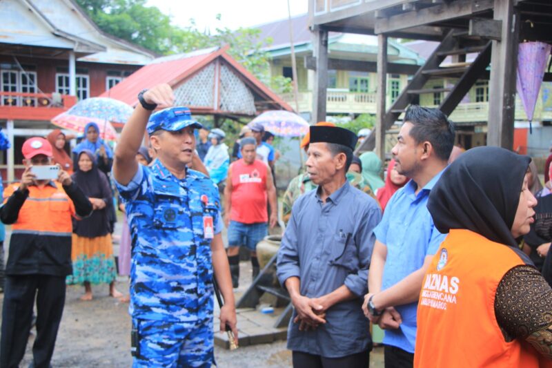 Komandan Lanud (Danlanud) Sultan Hasanuddin Marsma TNI Bonang Bayuaji G., S.E., M.M., CHRMP., memberikan bantuan ratusan paket sembako