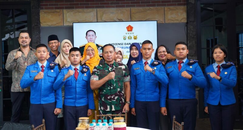 Panglima TNI Jenderal TNI Agus Subiyanto menerima audiensi dan wawancara dengan siswa-siswi perwakilan dari SMA Taruna Nusantara