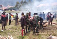 Babinsa Koramil 1714-01/Mulia dipimpin Sertu Mahuze bersama masyarakat binaan untuk selalu menjaga situasi Kamtibmas