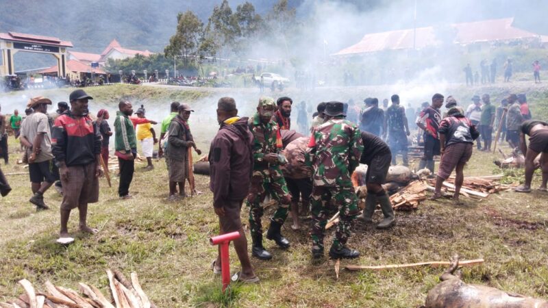 Babinsa Koramil 1714-01/Mulia dipimpin Sertu Mahuze bersama masyarakat binaan untuk selalu menjaga situasi Kamtibmas