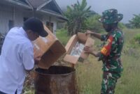 Anggota Babinsa Koramil 1710-05/Jila, Serda Kornelis Afaratu mendampingi Kepala Puskesmas Jila, Kep.,Ns M. Imron dan para tenaga kesehatan