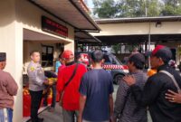 Kapolsek Kawasan Muara Baru Iptu Nislan, S.H., MAP., didampingi Wakapolsek Iptu Sumarjono, S.H., menggelar Jumat Berkah