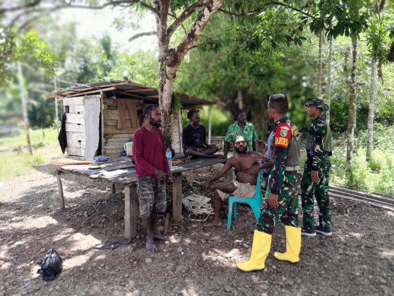 Babinsa Koramil 1710-06/Agimuga bersama Kepala Distrik Agimuga melaksanakan sosialisasi larangan minuman keras