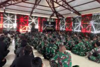 Dandim 1710/Mimika Letkol Inf M. Slamet Wijaya, S.Sos., M.Han., M.A. beri pengarahan melalui Jam Komandan