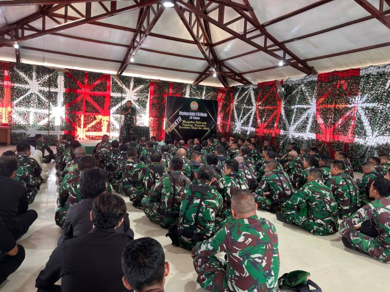 Dandim 1710/Mimika Letkol Inf M. Slamet Wijaya, S.Sos., M.Han., M.A. beri pengarahan melalui Jam Komandan