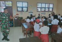 Babinsa Koramil 1710-02/Timika, Serda Novian Namudat memberikan materi matematika menggunakan metode Gasing di SD Inpres Nawaripi