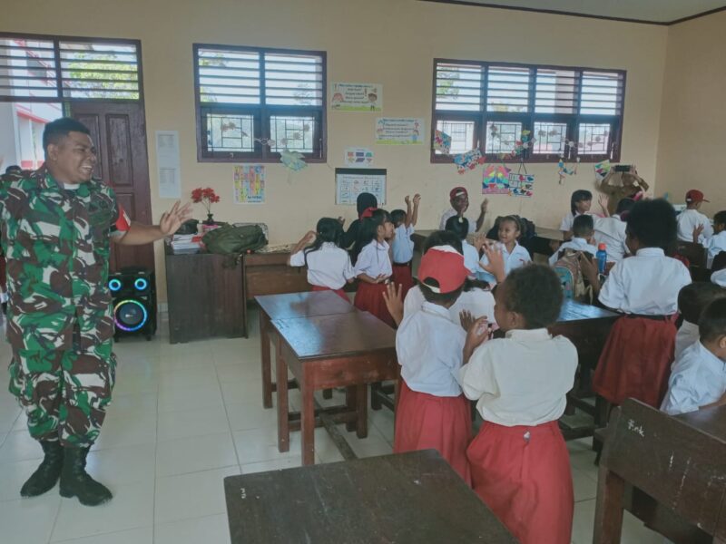 Babinsa Koramil 1710-02/Timika, Serda Novian Namudat memberikan materi matematika menggunakan metode Gasing di SD Inpres Nawaripi