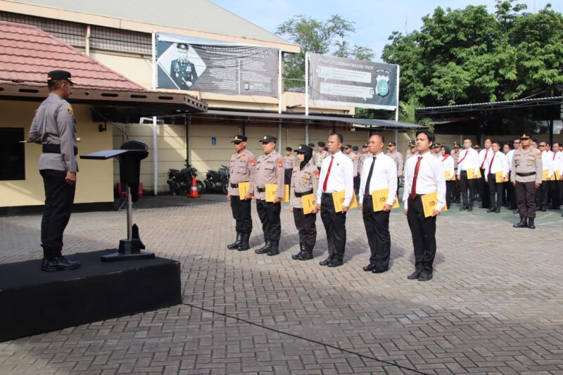 Polres Pelabuhan Tanjung Priok menggelar upacara pemberian penghargaan kepada anggota Polri yang berprestasi