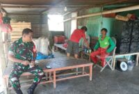Babinsa Koramil 1710-02/Timika, Sertu Rusdin Wali yang melaksanakan Komsos dengan petani di wilayah binaannya