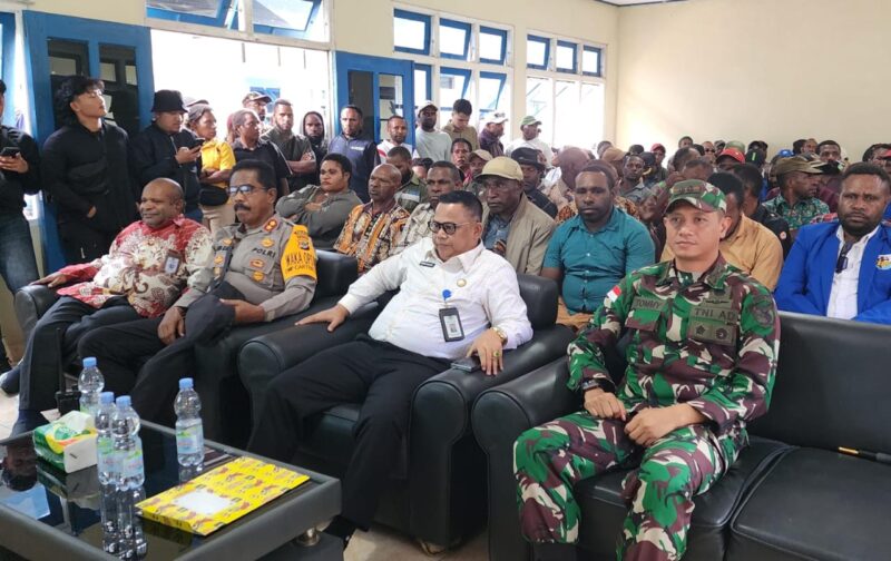 Dandim 1715/Yahukimo, Letkol Inf Tommy Yudistyo, S.Sos., M.Han. bersama dengan Forum Koordinasi Pimpinan Daerah