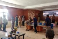 Personel TNI dari Kodim 1714 Puncak Jaya, dikerahkan untuk mengawal pendistribusian Bantuan Langsung Tunai (BLT) bagi warga masyarakat