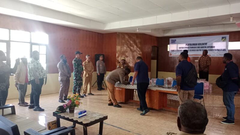 Personel TNI dari Kodim 1714 Puncak Jaya, dikerahkan untuk mengawal pendistribusian Bantuan Langsung Tunai (BLT) bagi warga masyarakat