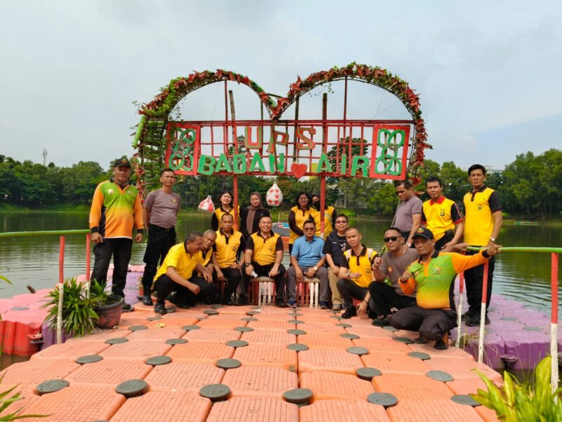 Samapta Polres Metro Jakarta Timur menggelar kegiatan penanaman pohon buah dan tanaman pangan di waduk aneka elok