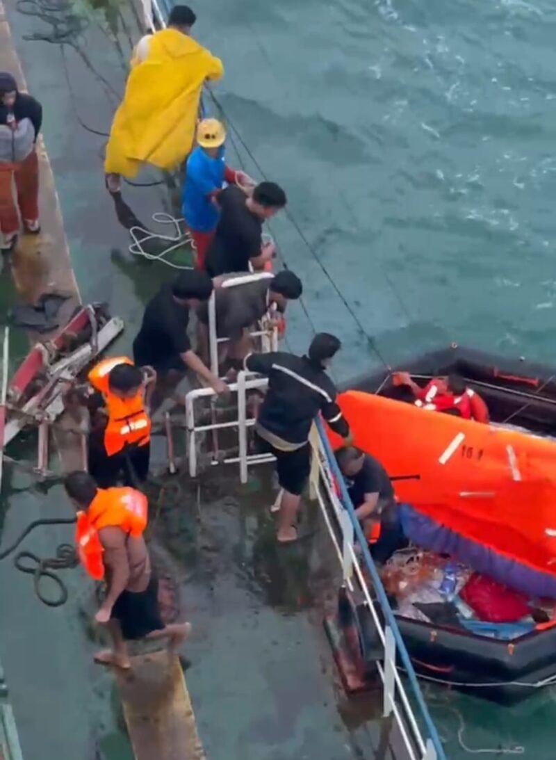 KN. Tanjung Datu-301 berhasil menyelamatkan Nahkoda beserta tiga Anak Buah Kapal (ABK) MT Silver Sincere berbendera Malaysia