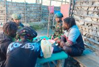 Personel Satgas Pamtas Kewilayahan Yonif 715/Motuliato Pos Tonolok dalam rangka menjalin hubungan baik dengan masyarakat