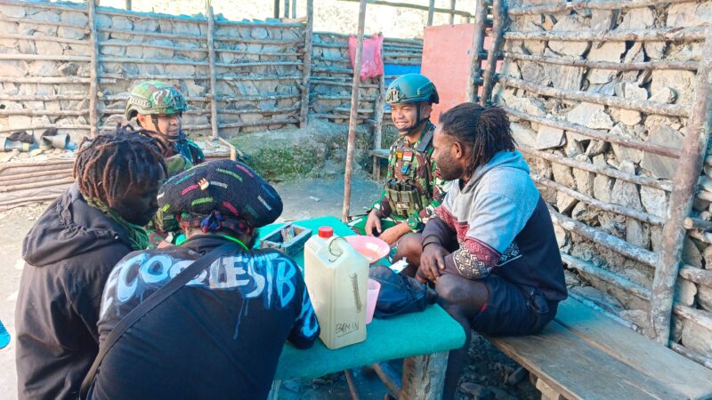 Personel Satgas Pamtas Kewilayahan Yonif 715/Motuliato Pos Tonolok dalam rangka menjalin hubungan baik dengan masyarakat