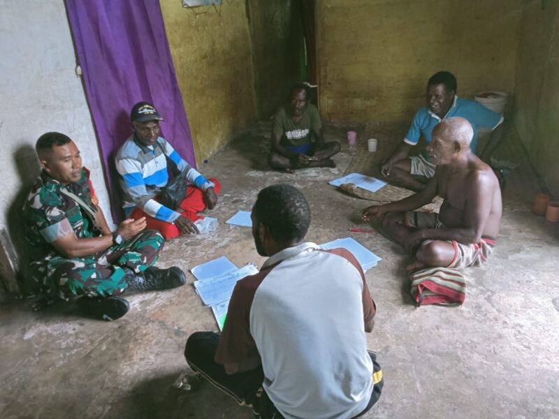 Babinsa Koramil 1710-03/Kuala Kencana, Serda Johansyah melaksanakan anjangsana ke masyarakat binaannya