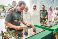 Panglima TNI Jenderal TNI Agus Subiyanto didampingi Ketua Umum Dharma Pertiwi Ny. Evi Agus Subiyanto meresmikan Masjid Al-Jihan