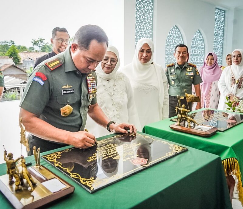 Panglima TNI Jenderal TNI Agus Subiyanto didampingi Ketua Umum Dharma Pertiwi Ny. Evi Agus Subiyanto meresmikan Masjid Al-Jihan