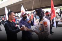 Aksi simpatik ditunjukkan Kepolisian saat mengamankan aksi unjuk rasa yang menolak pemutusan hubungan kerja